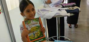 Anah&iacute;, de 7 a&ntilde;os, luci&oacute; su uniforme y mostr&oacute; el libro &ldquo;&Ntilde;ukanchick Kawsay I&rdquo;. Ella ir&aacute; a la Unidad Intercultural Biling&uuml;e Fernando Daquilema (Guayaquil). 
