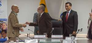 Julio C&eacute;sar Trujillo (c), presidente del Consejo de Participaci&oacute;n transitorio, saluda al consejero Luis Hern&aacute;ndez. 