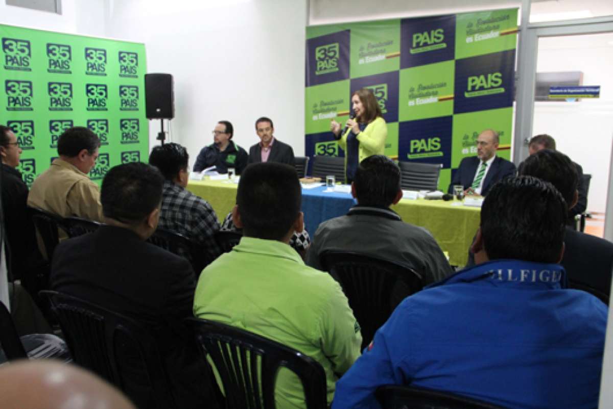 Los representantes de la organizaci&oacute;n pol&iacute;tica se reunieron hoy, en Quito. Foto: Cortes&iacute;a