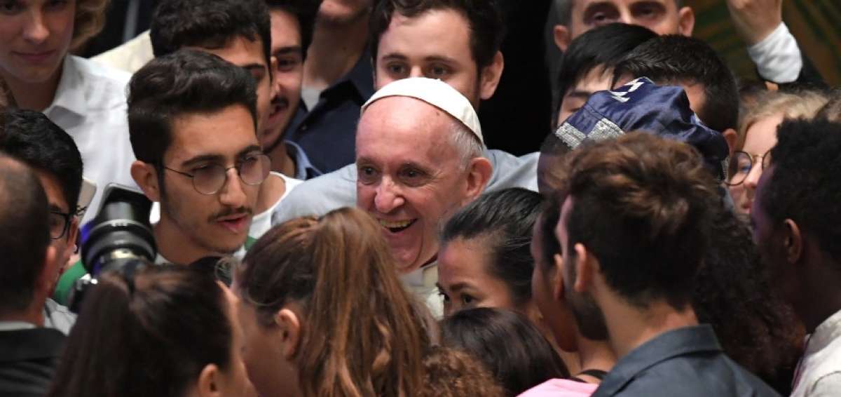 Al acto en el Aula Pablo VI, en el que no falt&oacute; la m&uacute;sica y los bailes, asistieron unos 7.000 j&oacute;venes y algunos de ellos narraron sus experiencias de vida ante el papa.