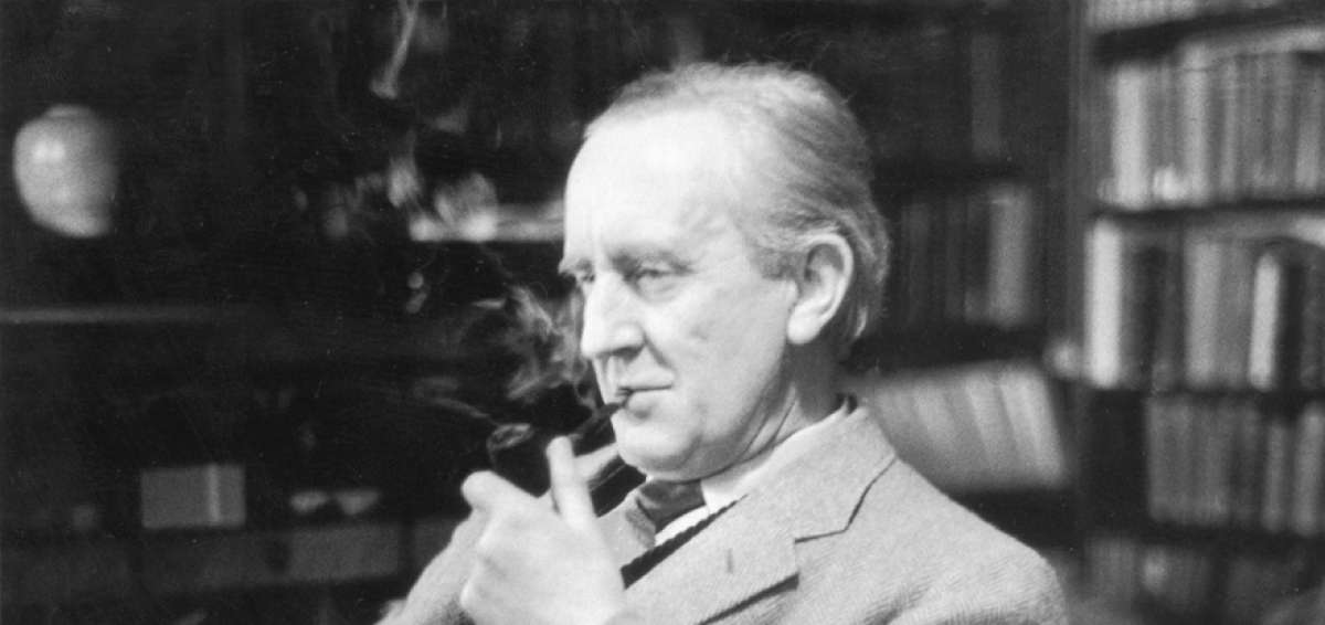 El tercer hijo de Tolkien, Christopher, public&oacute; una serie de obras basadas en las notas y manuscritos in&eacute;ditos que hab&iacute;a dejado su padre luego de fallecer.
