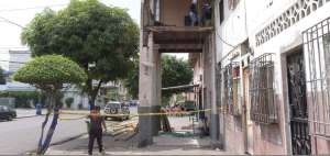 Trabajadores del Municipio de Guayaquil desmontan la estructura de un inmueble ubicado en la intersecci&oacute;n de las calles Villavicencio y Argentina.