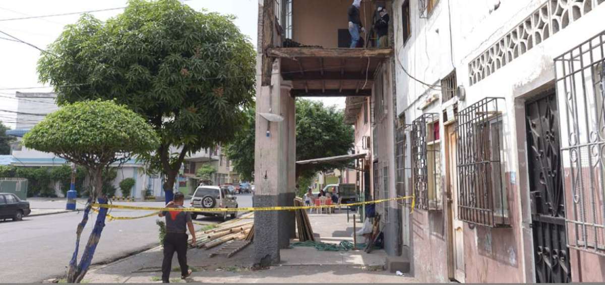Trabajadores del Municipio de Guayaquil desmontan la estructura de un inmueble ubicado en la intersecci&oacute;n de las calles Villavicencio y Argentina.
