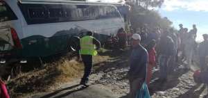 Bomberos asistieron a las personas que resultaron heridas.