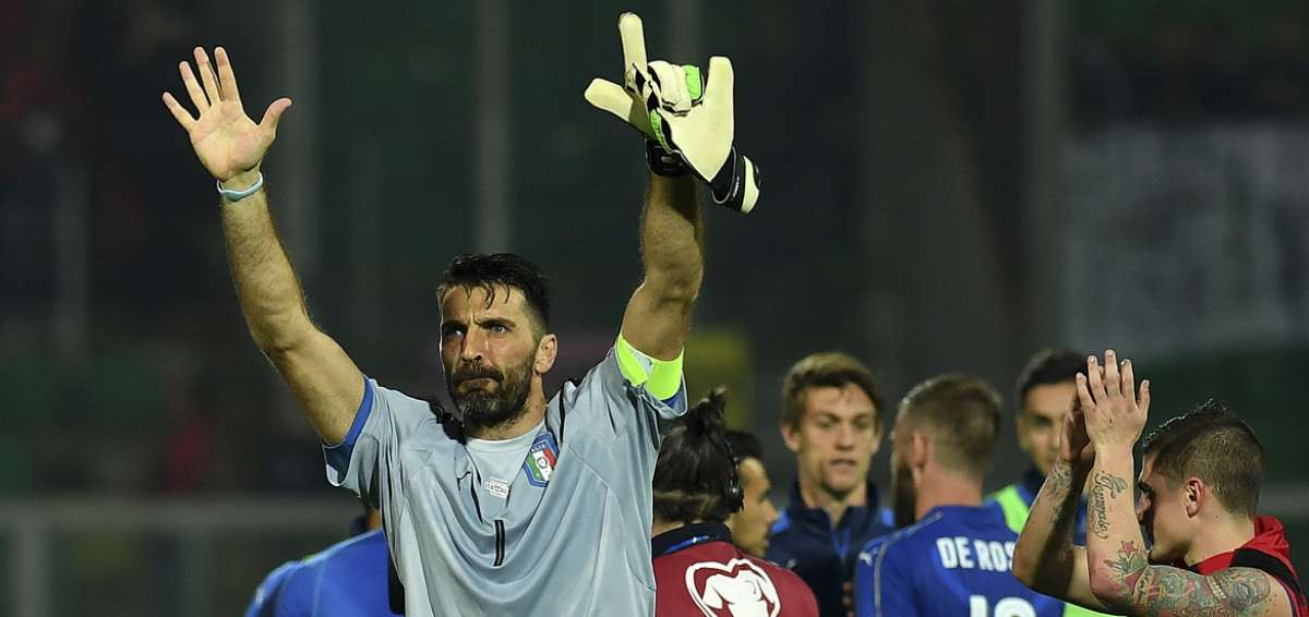 Italia derrota 2-0 a Albania y sigue firme en lucha por el liderato