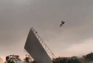 Un sujeto sali&oacute; disparado por el aire.