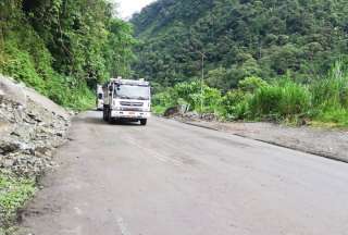La vía Alóag-Santo Domingo está cerrada al tránsito por nuevos deslizamientos