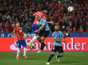 Jorge Valdivia (c) fue desequilibrante con los pies y peligroso en el juego a&eacute;reo. Foto: AFP