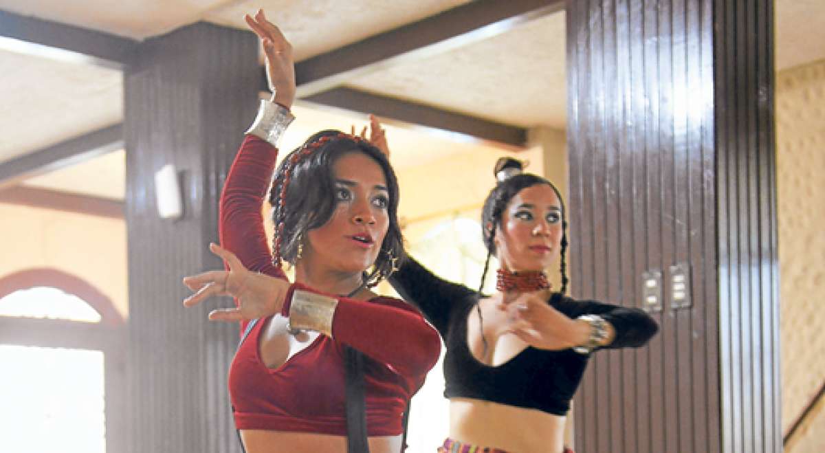 Tamara Ortega (izq.) y Sof&iacute;a Delgado (der.) han desarrollado una propuesta de danza experimental. Foto: Carina Acosta / El Tel&eacute;grafo