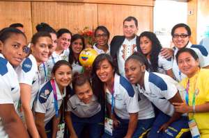 El presidente de la Rep&uacute;blica, Rafael Correa, cen&oacute; con los deportistas que representan al pa&iacute;s en los Juegos Suramericanos Santiago 2014. Foto: Ministerio del Deporte