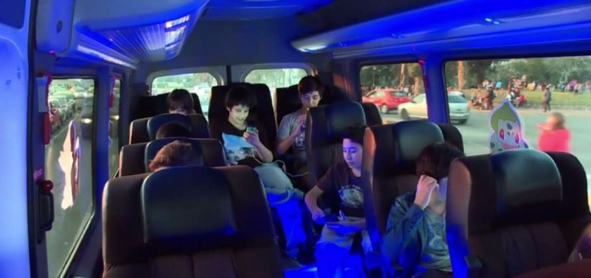 La mayor&iacute;a de usuarios que se suben al autob&uacute;s son ni&ntilde;os y adolescentes que pagan $ 8,80 por tres horas de recorrido.   