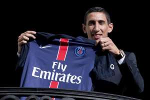 &Aacute;ngel Di Mar&iacute;a sostiene la camiseta de su nuevo equipo en Europa. Foto: AFP 