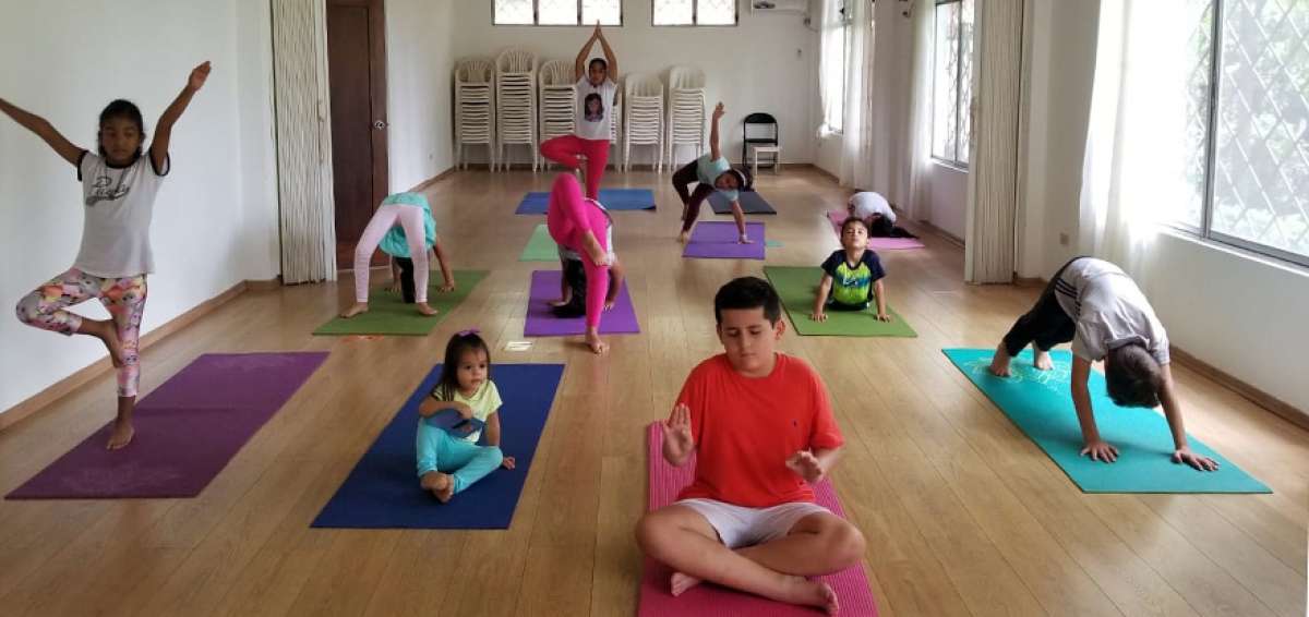 Descubra los beneficios del yoga para el desarrollo de los ni&ntilde;os