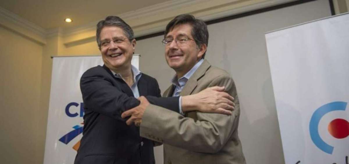 C&eacute;sar Mont&uacute;far (d) primer tuvo un acercamiento con Guillermo Lasso, que no dio frutos. 
