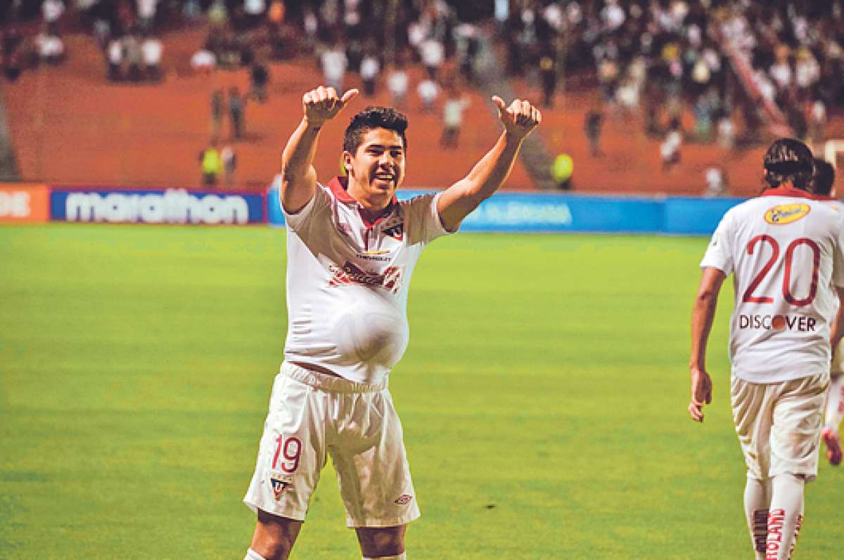 El delantero argentino Diego Morales celebr&oacute; su gol ayer en la Casa Blanca con el bal&oacute;n bajo su camiseta, pues pronto ser&aacute; padre de un beb&eacute; ecuatoriano. Foto: Andr&eacute;s Darquea.