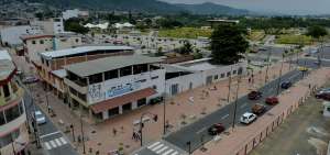 Vista panor&aacute;mica del centro de Portoviejo, cuyas calles han sido reconstruidas; al fondo el parque Las Vegas, donde se concentra gran parte de la poblaci&oacute;n para ejercitarse y acudir a eventos culturales que se desarrollan semanalmente