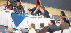 El presidente de la Rep&uacute;blica, Rafael Correa, dirigi&oacute; el gabinete itinerante que se realiz&oacute; en el coliseo del Colegio Nacional Tulc&aacute;n. Foto: Presidencia.