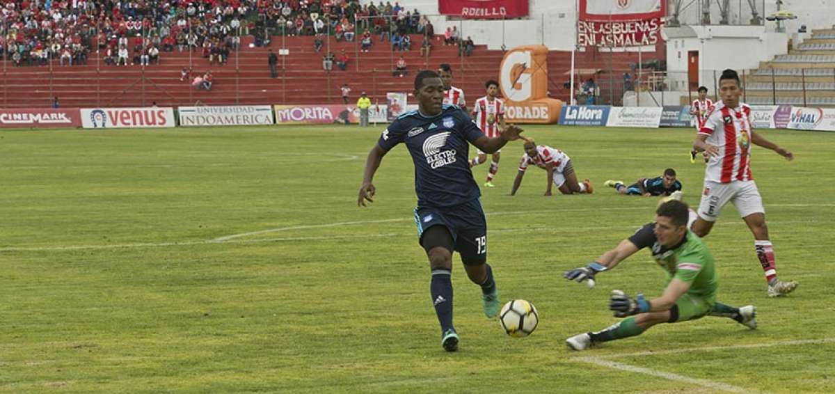 Bryan Angulo (izq.) intenta superar al arquero Jorge Pinos durante el partido en el estadio Bellavista. &ldquo;Cuco&rdquo; Angulo marc&oacute; el tanto de la tranquilidad para Emelec y es el segundo mejor goleador del torneo despu&eacute;s de Cifuente.   