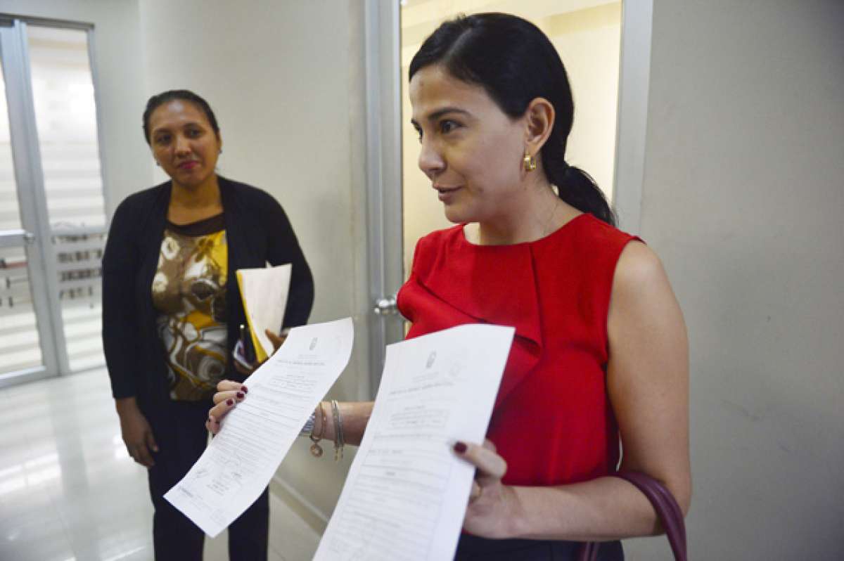 La procuradora Silvana Valladares anuncia que seguir&aacute; la resistencia de los habitantes de las urbanizaciones. Foto: William Orellana / El Tel&eacute;grafo
