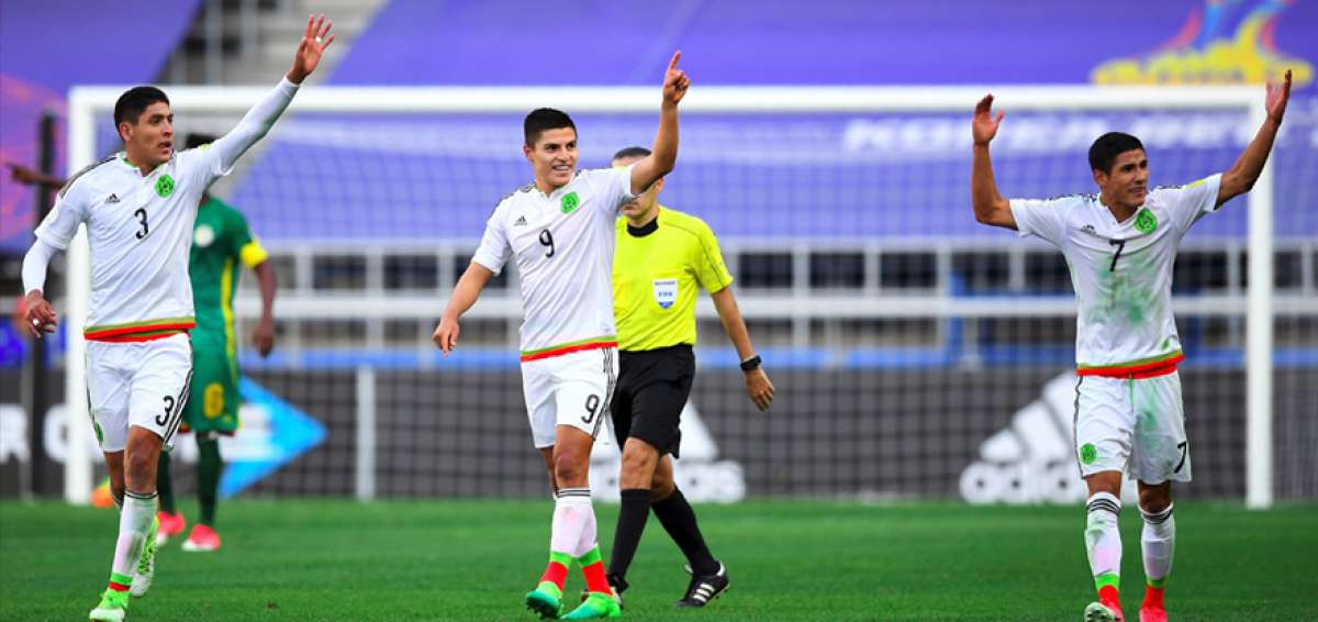 El delantero Ronaldo Cisneros (9) celebra el tanto de la clasificaci&oacute;n ante Senegal, junto con sus compa&ntilde;eros Edson &Aacute;lvarez (3) y Uriel Antuna.