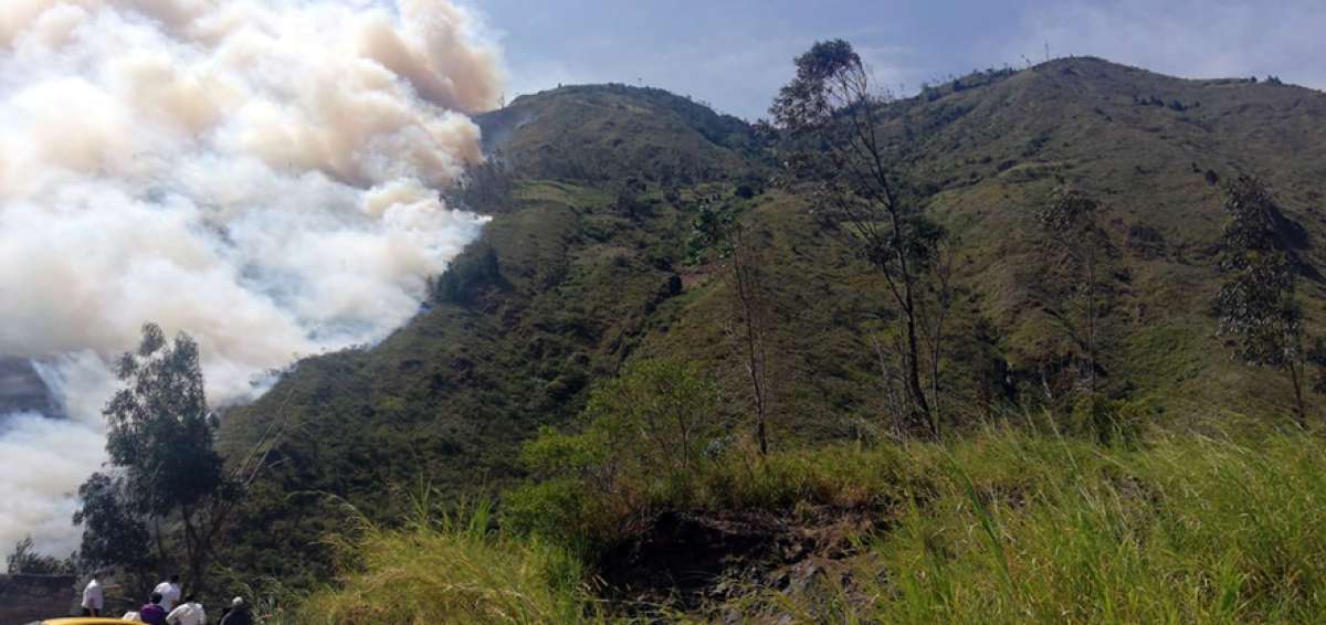 Im&aacute;genes compartidas a trav&eacute;s de redes sociales muestran la dimensi&oacute;n del incendio forestal que afecta al sector de San Mart&iacute;n, en Ba&ntilde;os.