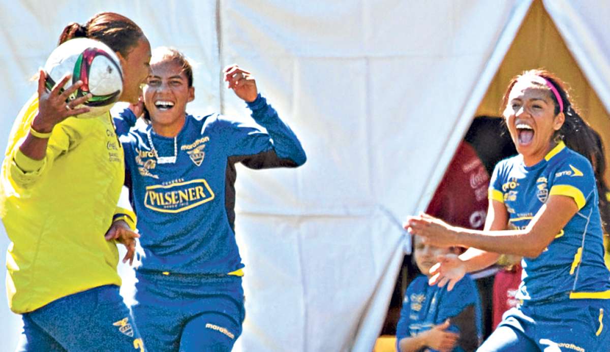 Katherine Ortiz (i) bromeaba con  &Iacute;ngrid Rodr&iacute;guez (c) y Madeline Riera (d) durante la pr&aacute;ctica de ayer en Vancouver. Foto: AFP