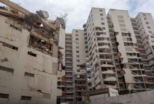 Fotograf&iacute;a de un edificio afectado por los terremoto, este domingo, en Catia La Mar (Venezuela). 