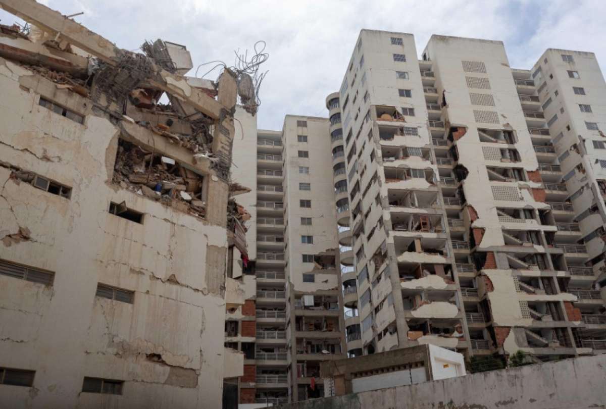 Fotograf&iacute;a de un edificio afectado por los terremoto, este domingo, en Catia La Mar (Venezuela). 