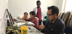 Personal especializado y estudiantes colaboran en la recolecci&oacute;n, clasificaci&oacute;n y preparaci&oacute;n de las muestras vegetales existentes en el herbario.