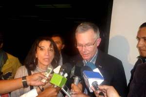 Bernard Mazoyer (der), padre de Charlotte, manifest&oacute; que la decisi&oacute;n judicial es hist&oacute;rica. Foto: Marco Piza.