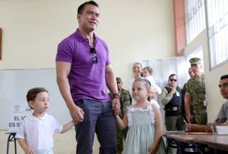 El presidente Daniel Noboa junto a sus hijos Álvaro y Luisa, en las votaciones del 13 de abril de 2025.