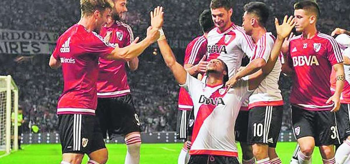 Arturo Mina (de rodillas) celebra el &uacute;nico tanto de su equipo ante Talleres de C&oacute;rdoba, en la segunda fecha del torneo argentino.