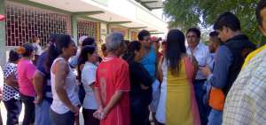 Habitantes solicitan al distrito que las escuelas en Tarqui vuelvan a funcionar. Los alumnos actualmente acuden a campamentos provisionales.
