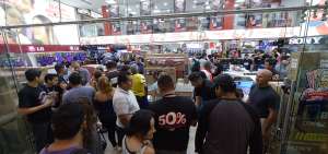 En los centros comerciales y ferias de electrodom&eacute;sticos, las marcas bajan los precios de sus mercader&iacute;as para apostar al volumen sobre las ventas. 