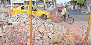 Este carril qued&oacute; inhabilitado, en la 25 y la G, por una obra promovida por el Municipio de Guayaquil. Foto: Miguel Castro / El Tel&eacute;grafo