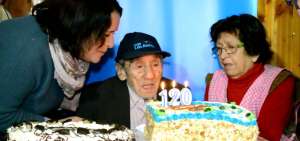 Imagen de archivo del cumplea&ntilde;os 120 de Celino Villanueva, considerado en Chile como el hombre m&aacute;s longevo del mundo.