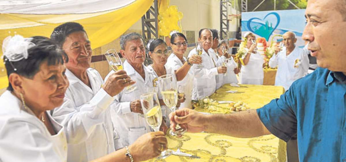 Despu&eacute;s del matrimonio civil y eclesi&aacute;stico se realiz&oacute; la recepci&oacute;n en las inmediaciones del Patronato Municipal. El padre Alberto Benavides fue quien cas&oacute; a las 5 parejas. Foto: Rodolfo P&aacute;rraga / El Tel&eacute;grafo