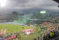 Tras fuertes enfrentamientos de hinchas el Atlético Nacional y la policía se registraron heridos y detenidos. 