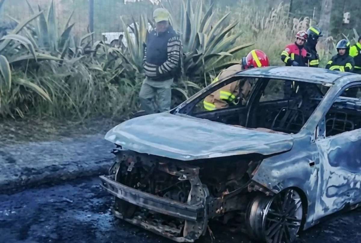 La Polic&iacute;a investiga si el veh&iacute;culo est&aacute; relacionado con las detonaciones registradas en las avenidas Amazonas y Eloy Alfaro. De forma preliminar, se inform&oacute; que el autom&oacute;vil hallado es un sed&aacute;n, mientras que el usado para lanzar los explosivos ser&iacute;a un Jeep.