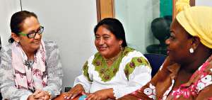 La ministra de Inclusi&oacute;n, Berenice Cordero, escuch&oacute; las inquietudes de las emprendedoras Gladys Tocag&oacute;n, de Pichincha, y Roxana Mina,de Esmeraldas.