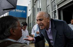 Despu&eacute;s de la insistencia de los fot&oacute;grafos que se autoconvocaron para solidarizarse con Ra&uacute;l Lluno, Francisco Vivanco, due&ntilde;o de diario La Hora, los increp&oacute;. Foto: Marco Salgado / El Tel&eacute;grafo.