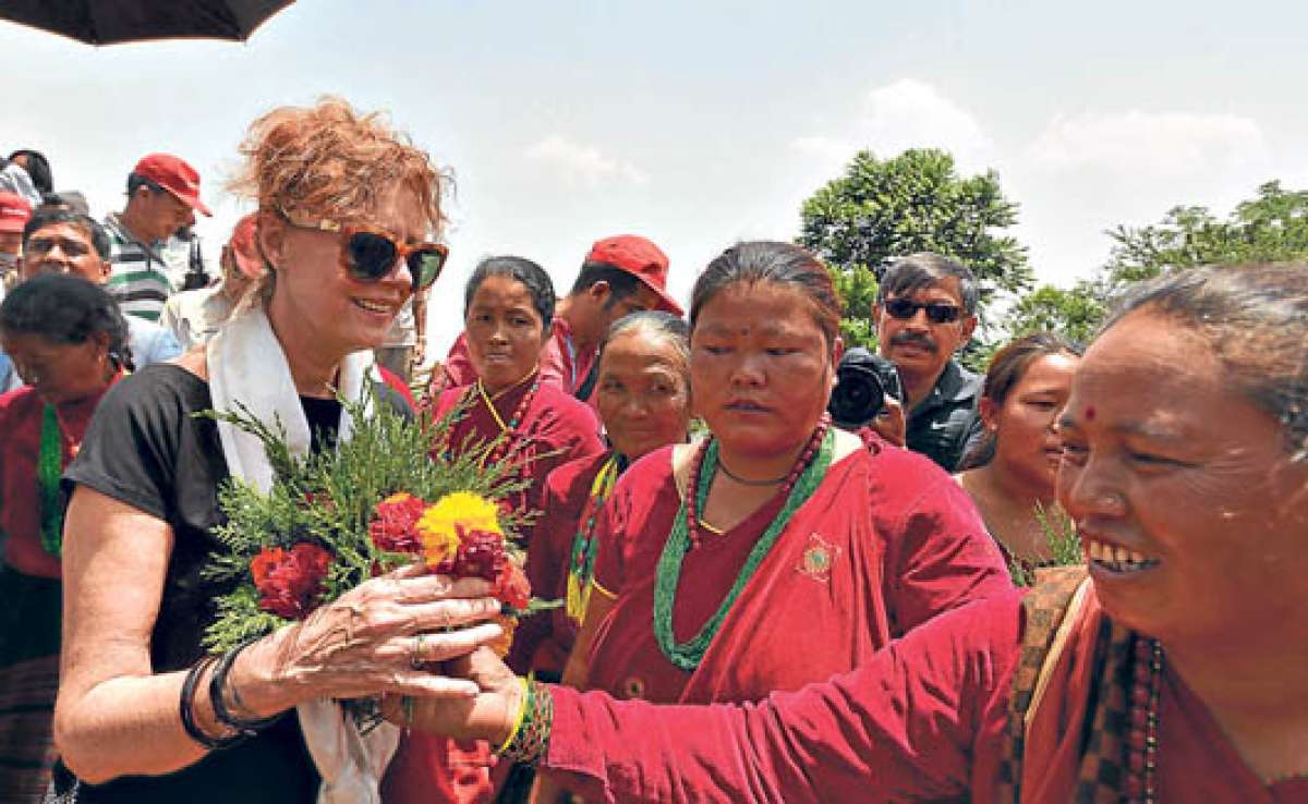 Sarandon visit&oacute; las zonas afectadas por los terremotos como parte de una campa&ntilde;a para construir casas en aldeas en beneficio de los damnificados. Foto: AFP