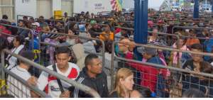 Ciudadanos venezolanos concentrados en la frontera Ecuador-Per&uacute;. 