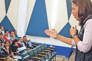 El Consejo Nacional Electoral, a trav&eacute;s del Instituto de la Democracia, capacita a organizaciones pol&iacute;ticas, autoridades electas y se planifica hacerlo con militantes. Foto: Cortesia