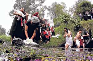 Manuel Caizabanda (d), alcalde de Pelileo, lider&oacute; el ba&ntilde;o sagrado en una peque&ntilde;a laguna de la comunidad salasaca, a la cual pertenece. Foto: Roberto Ch&aacute;vez / El Tel&eacute;grafo