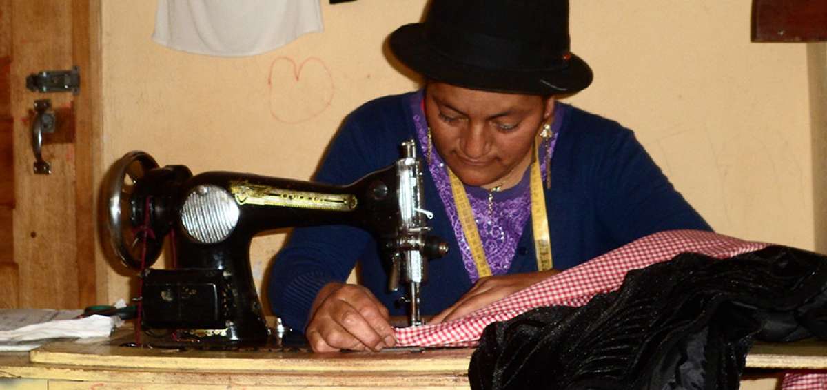 Elsa Castro cose en su local ubicado en el centro de Suscal.  Ella vende ropa t&iacute;pica y otros  dise&ntilde;os en este cant&oacute;n.