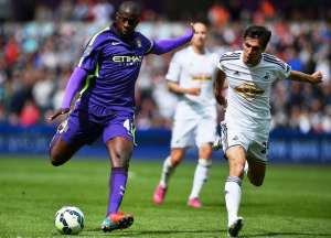 Yaya Toure (i) tuvo una actuaci&oacute;n estelar con los dos goles iniciales. Foto: Agencia AFP