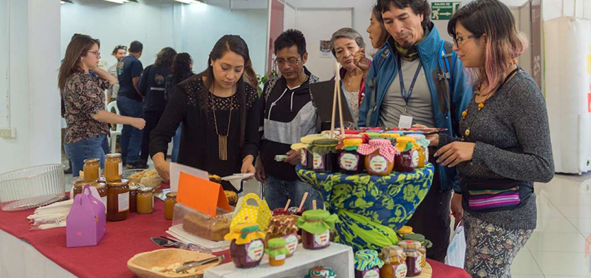 Productos org&aacute;nicos, tejidos, bisuter&iacute;a y adornos de hogar son varios de los productos que 100 emprendedores exponen en este evento.