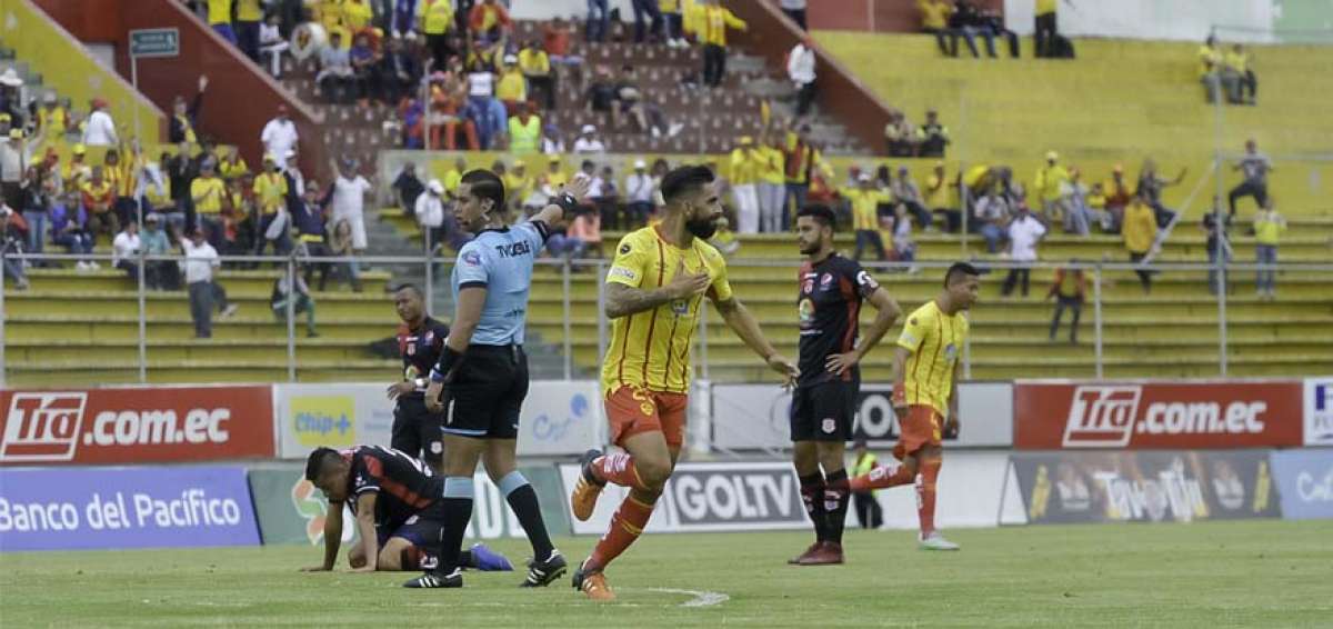 El delantero de Aucas, Maximiliano Barreiro, festeja el &uacute;nico tanto del encuentro que se disput&oacute; ayer en el estadio Gonzalo Pozo Ripalda, al sur de Quito. 