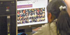 Los facilitadores de los infocentros est&aacute;n pendientes que los alumnos investiguen y no solo copien de Internet.